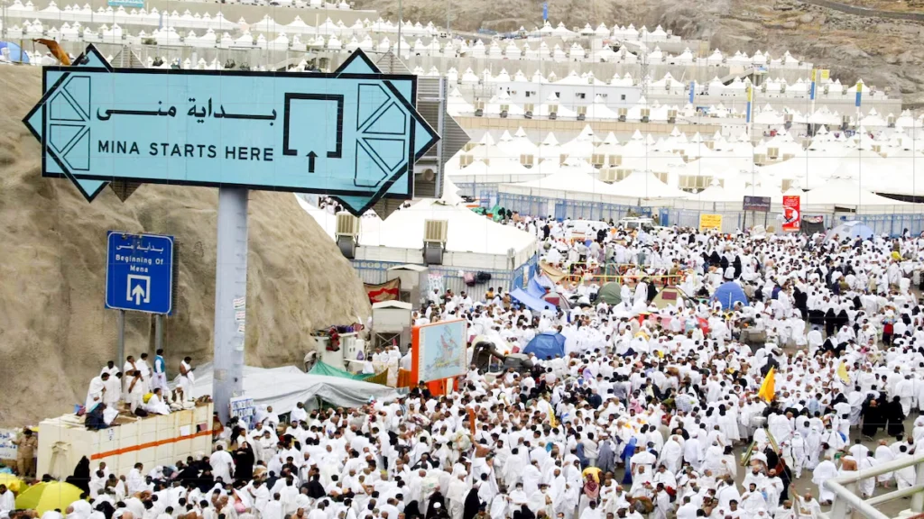 حجاج بيت الله يتوافدون على منى لقضاء يوم التروية وسط أجواء إيمانية وتنظيم محكم