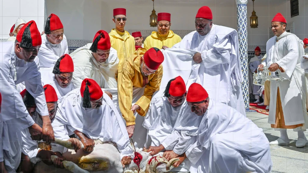 أمير المؤمنين يؤدي صلاة عيد الأضحى المبارك بمسجد أهل فاس بالرباط ويتقبل التهاني بهذه المناسبة السعيدة